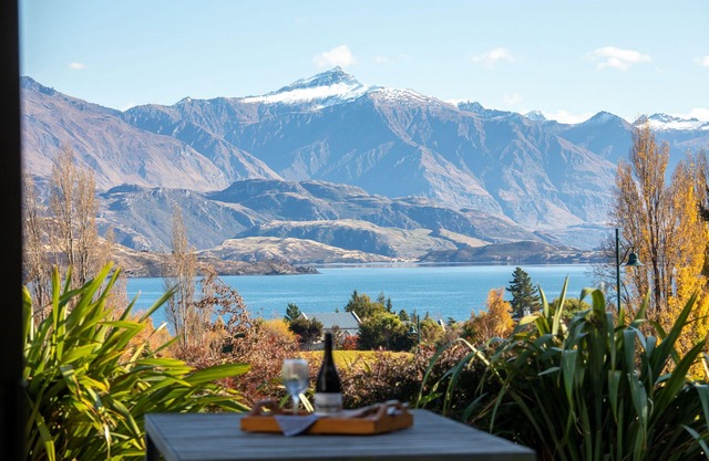 IVP Island View Place - luxury architect designed with stunning lake views