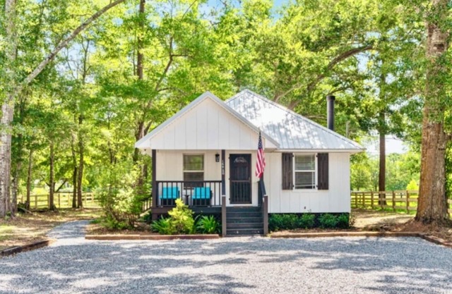 Ivy Cottage, a charming cottage 5 minutes from downtown Fairhope.