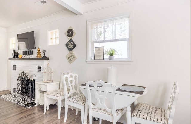 Ivywild Boutique Cottage with Patio