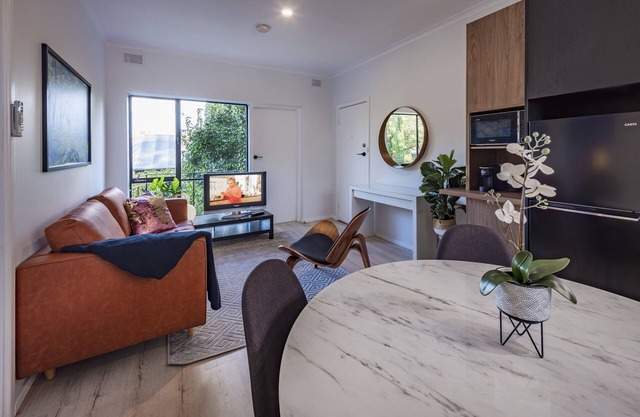 Jacaranda Apartment | Wayville Walk to Tram