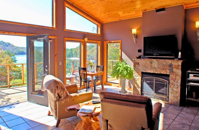 Jacuzzi, Fireplace, and Romance