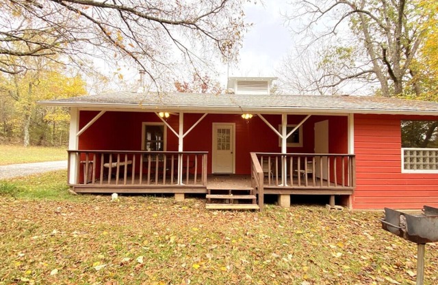 Jacuzzi Tub Secluded Cabin w/Pond Downtown 3 mi