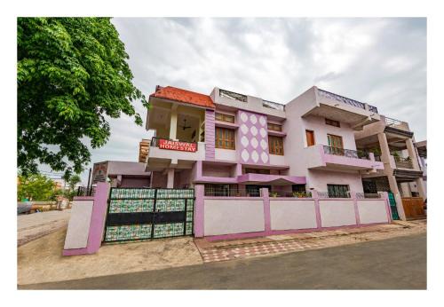 Jaiswal Homestay-Entire 3 room perfect for families & groups, accommodates up to 9 guests