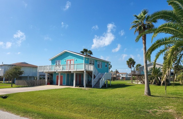 Jamaica Beach Gem: Just 4 Blocks from the Sand!