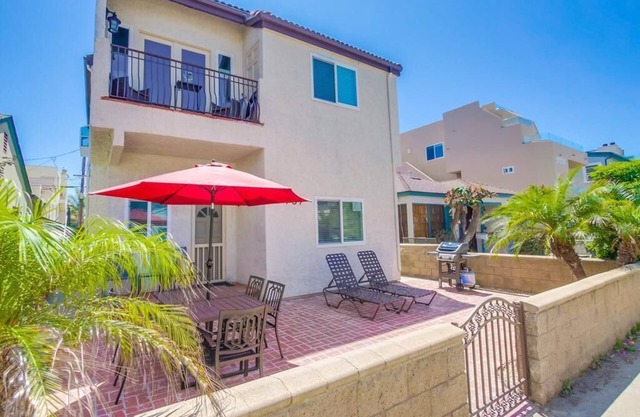 Jamaica Breeze 2 bed/2 ba Condo in Mission Beach with Large Private Patio!