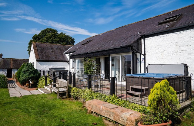 Jane Welsh Cottage Sleeps 4 in 2 bedrooms with own hot tub