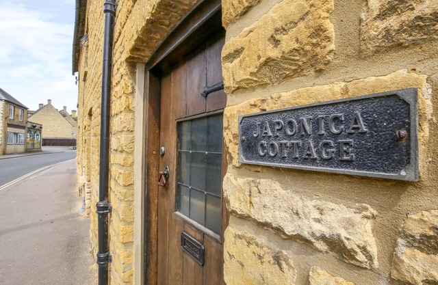 JAPONICA COTTAGE, pet friendly, with a garden in Bourton-On-The-Water
