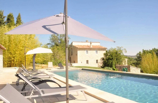 Jas Gibony Character house. Pool heated to 27°C