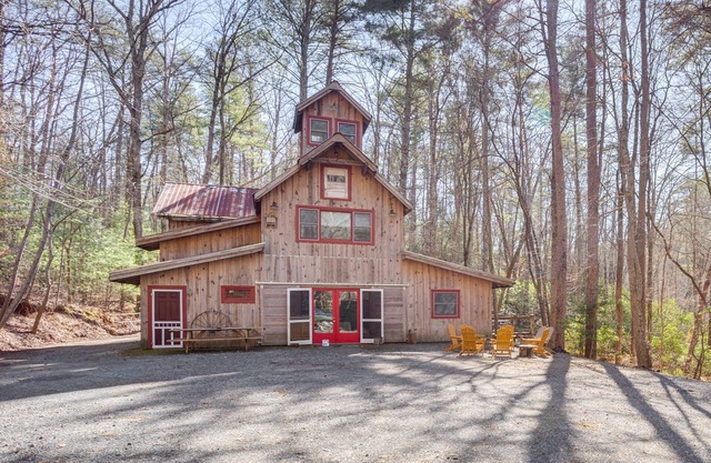 Jasper '7 Timbers' Cabin on 10 Acres w/a Creek!