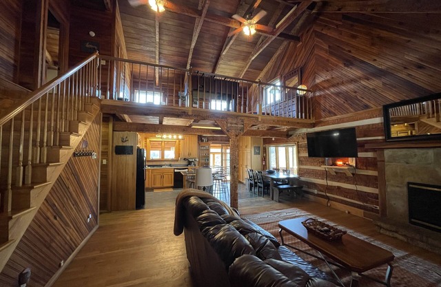Jaw Dropping View- Family/Couples/Group Getaway in the Heart of Red River Gorge!