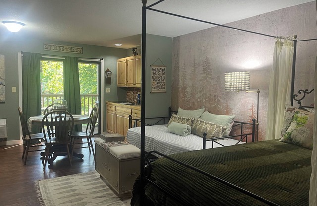 JayBird's Nest at Rumbling Bald in Lake Lure w/pools, sauna, lake, spa, golf