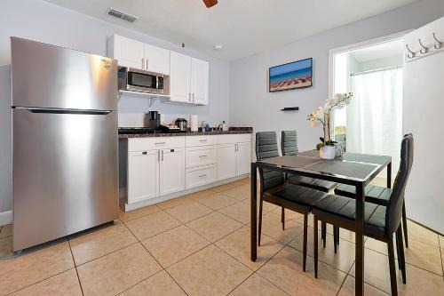 JetPad Tampa Modern studio near Busch Gardens & Airport