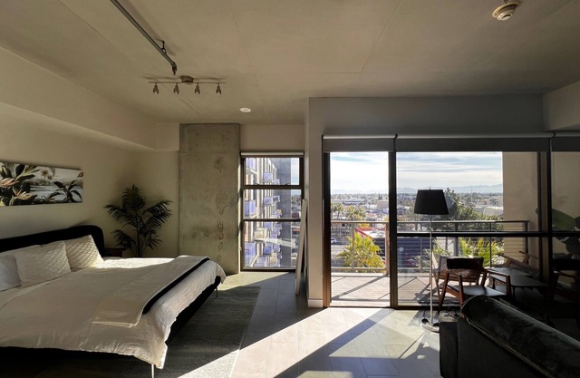 Jewel Condo In The Sky! Centrally Located Between Downtown Las Vegas & The Strip