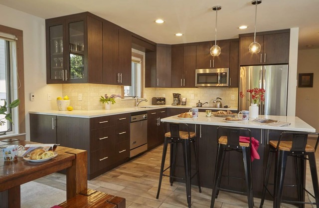 JHRL - Rendezvous B3, Comfortable Slope-side Condo, Hot tub next door