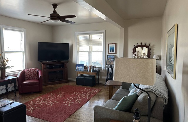 Jimmy's Beach House "A" - 1/2 block to Ludington's City Beach Family unit.