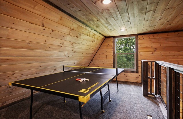 JJ Getaway is a Beautiful Cozy Cabin in Cobbly Knob - Ping Pong and Hot Tub!