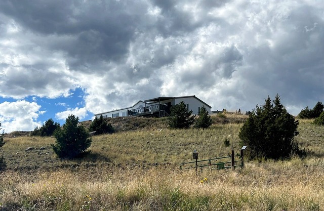 John & Jeans Yellowstone Paradise Valley Mountaintop Escape, Open in Winter too!