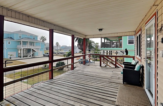 John Silver Cottage | Across from the Beach!