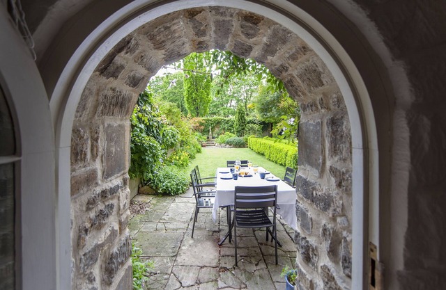 Johnstone's Secret Garden - idyllic apt with private garden set by the weir in the centre of Bath