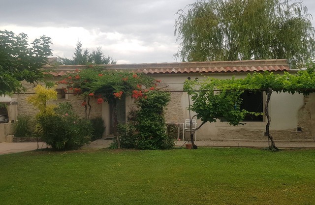 JOLI STUDIO DANS JARDIN 5MN A PIED CENTRE VILLE