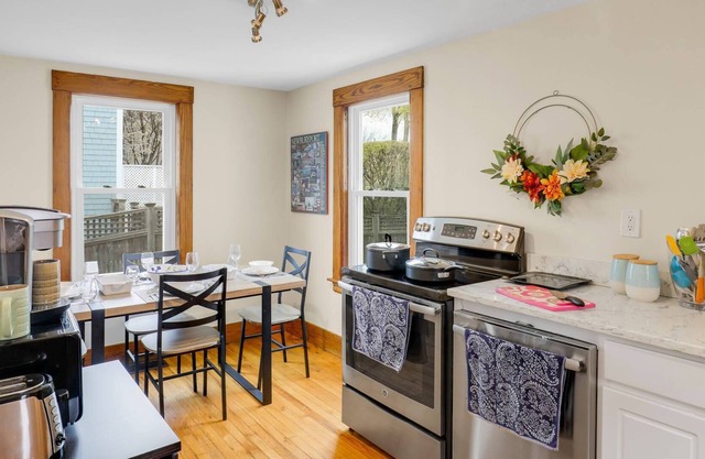 Joppa Flat: Water View, Walk to River Front Rail Trail & Shops, Large Screen Smart TV, Fast WiFi
