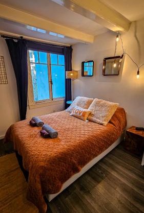 JoyJoyJoy the Red Sun ecolicious studio in the historic Canalhouse Tropics at the Canals from 1729