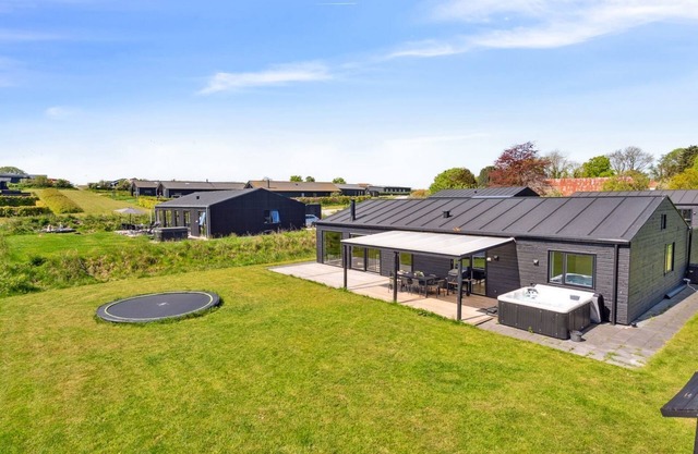 "Jul" - 300m from the sea by Interhome