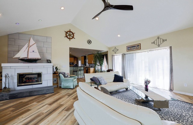 Julia's Nest ~ 3 mi to Historic Olde' Town Arvada. Spacious home office!