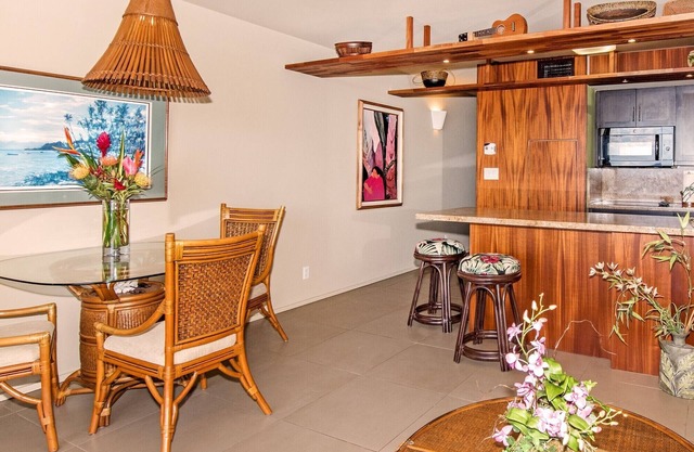 🤙 June + July + Aug SPECIALS 🏝️ at the classic LIVE ALOHA SUITE