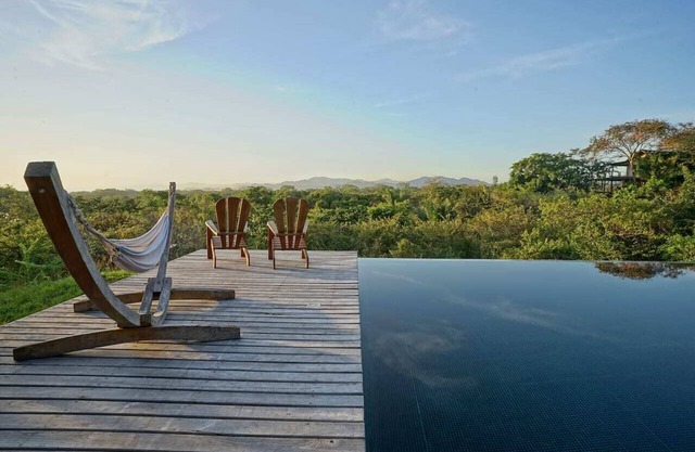 Jungle Treehouse w/Daily Breakfast, WiFi + Views