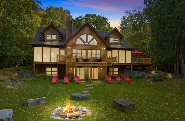 Juniper Presents: Gorgeous Vacay Lodge on Nowland Lake, 10-acres w/Dock + Kayaks