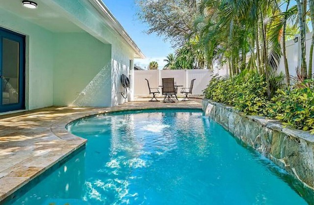 Jupiter Gem: 3-BR Home with Private Pool. Ideal for Year-Round Comfort !
