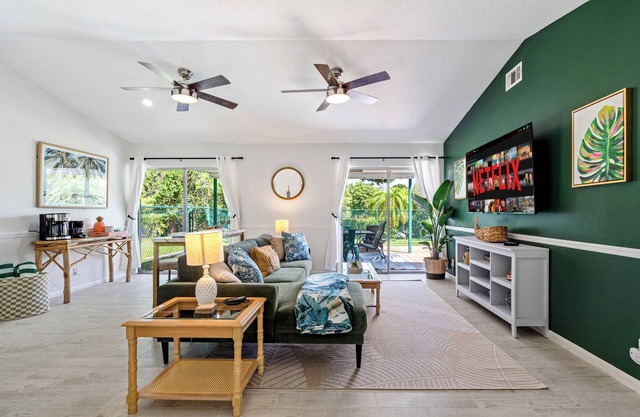 Jupiter Palm Oasis! Lakefront Pool Home w/Game Room, BBQ, Beach Chairs, Coffee!