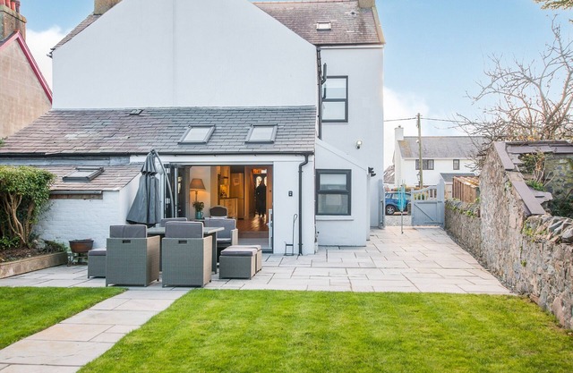 Just a short walk from the sandy beach at Morfa Nefyn, sleeping 8 with Wi-Fi.