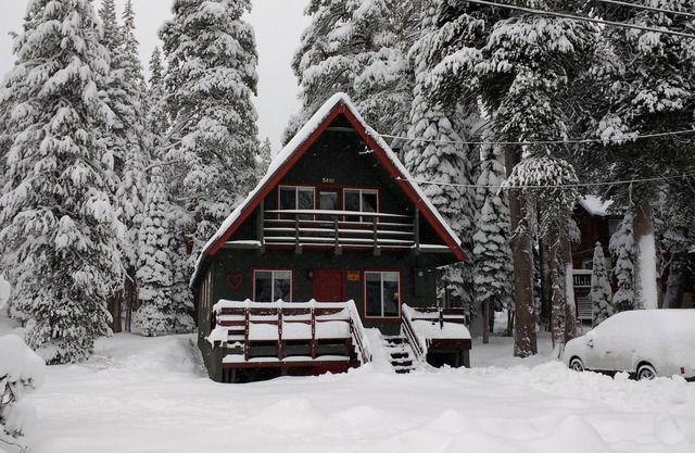 Just Across From Serene Lakes. 5A-Chalet. Enjoy The Peace And Comfort!