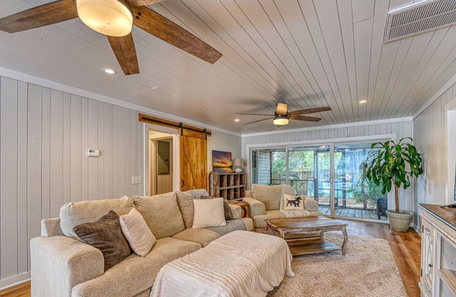 JUST HIT THE RENTAL MARKET! Cozy modern home minutes to Topsail Island