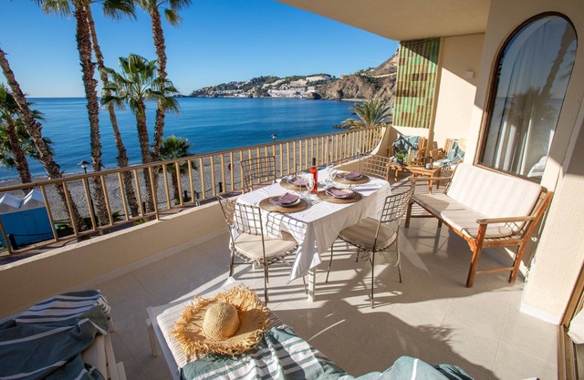 JUST OVER THE BEACH SPACIOUS APARTMENT WITH FABULOUS VIEWS OVER THE SEA. A/C