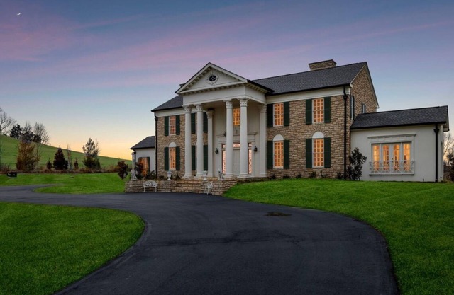 Just Pretend Mansion is a modern recreation of Elvis Presley’s Graceland mansion