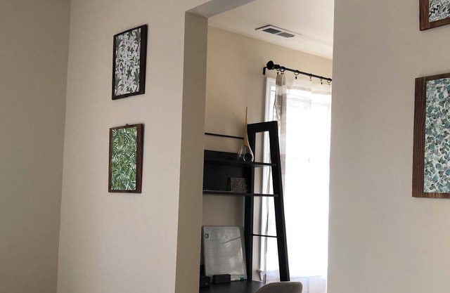Just refurbished clean comfortable, close to downtown, MWH and Central Park