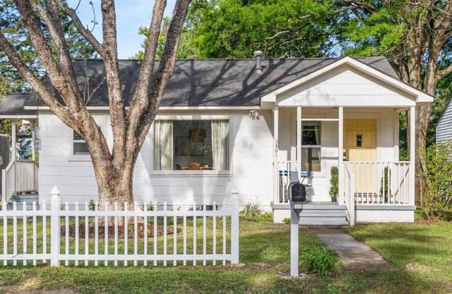 Just Renovated Home - Private Yard & Movie Theater
