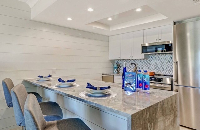 Just Steps to Vanderbilt Beach, Next to Ritz Carlton - Remodeled 2020
