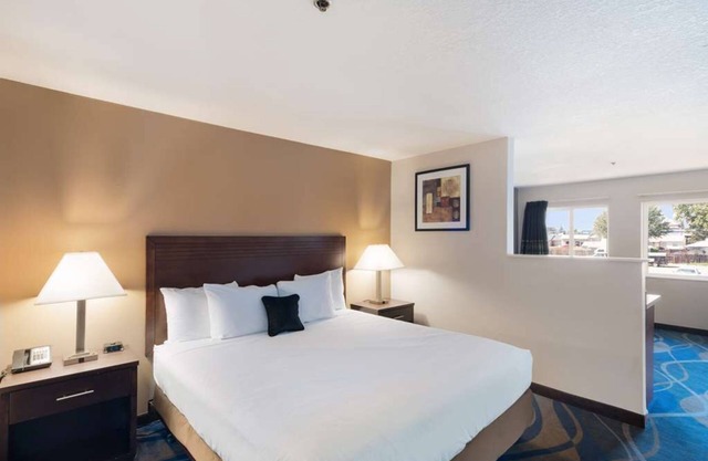 Just What You Were Looking For! 2 Awesome Units w/Kitchen! Free Parking On-Site
