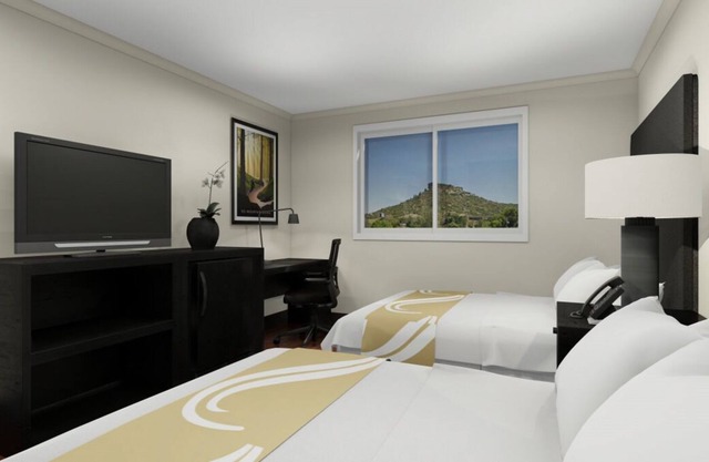 Just What You Were Looking For! 4 Sleek Units, Free Breakfast, Free Parking