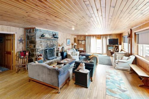 Justin Lake Lodge