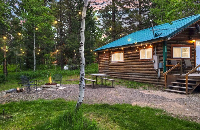 KABINO: Dog Friendly, Trails, Cozy Yellowstone Getaway