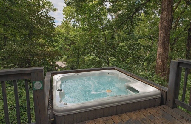 Kai Cabin | Wauhatchie Woodlands Close to Downtown