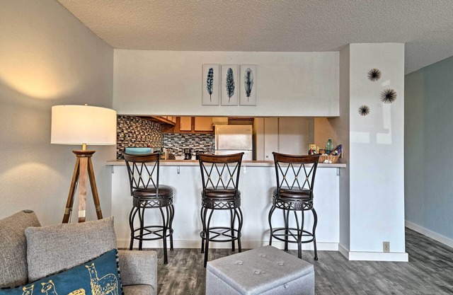 Kailua-kona Condo w/Lanai, Walk to Beach + Pier!