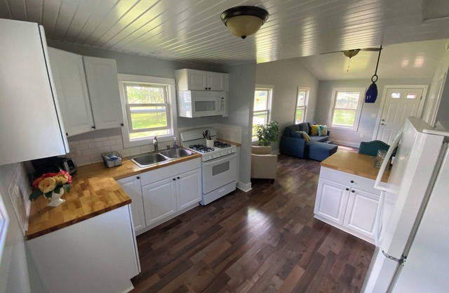 Kalamazoo's Cozy Cottage