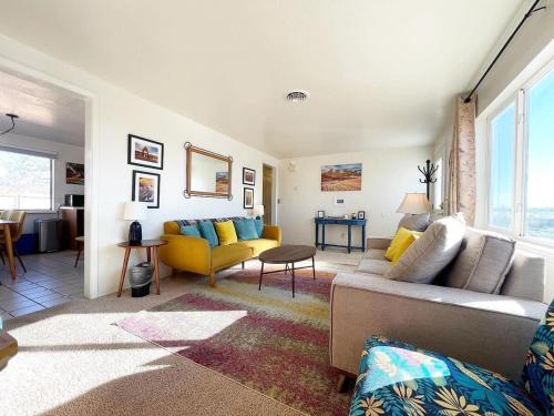 Kanab home with HUGE fenced in backyard-Pets Welcome