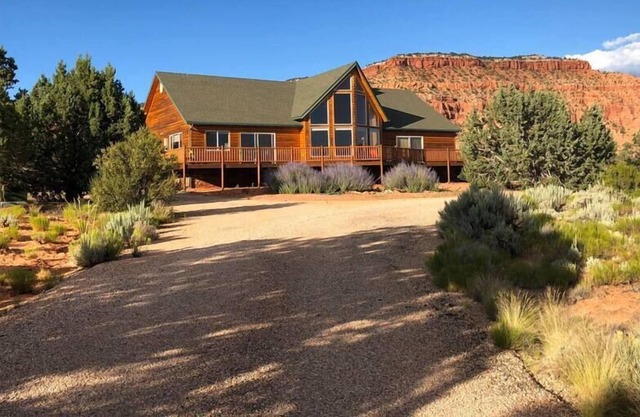 Kanab Luxury Log Home, Hidden Treasure w/60 Acres!